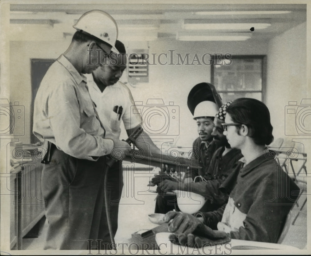 1969 Press Photo Instructor Mulhern Teaches Students Welding Methods - noa22138-Historic Images