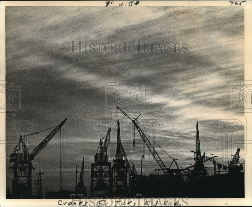 1977 Press Photo New Orleans - Sunset with Cranes from Avondale Shipyards - Historic Images