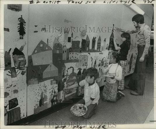 Press Photo Student Artists Painting a Huge Mural on Wall - Historic Images