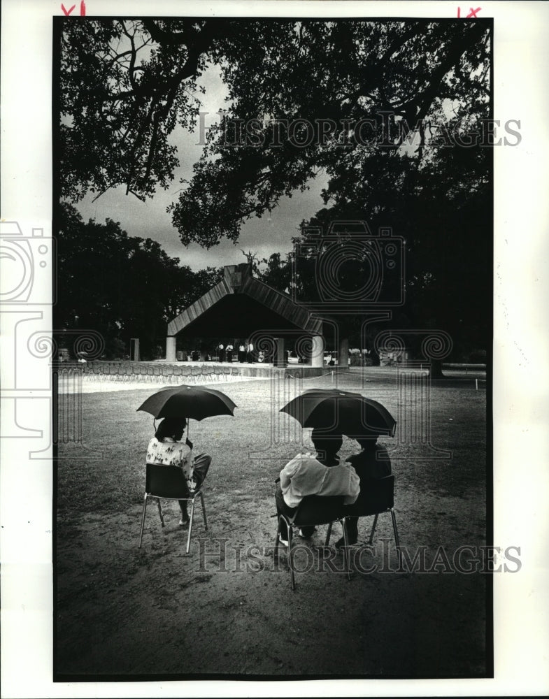 1986 Press Photo Audubon Park - Visitors sit at Hibernia Pavilion, New Orleans - Historic Images