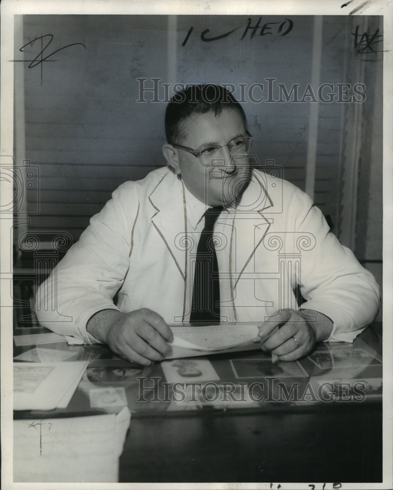 1962 Press Photo Dr. L. Matthew N. Bach, Professor of Physiology at Tulane Univ. - Historic Images