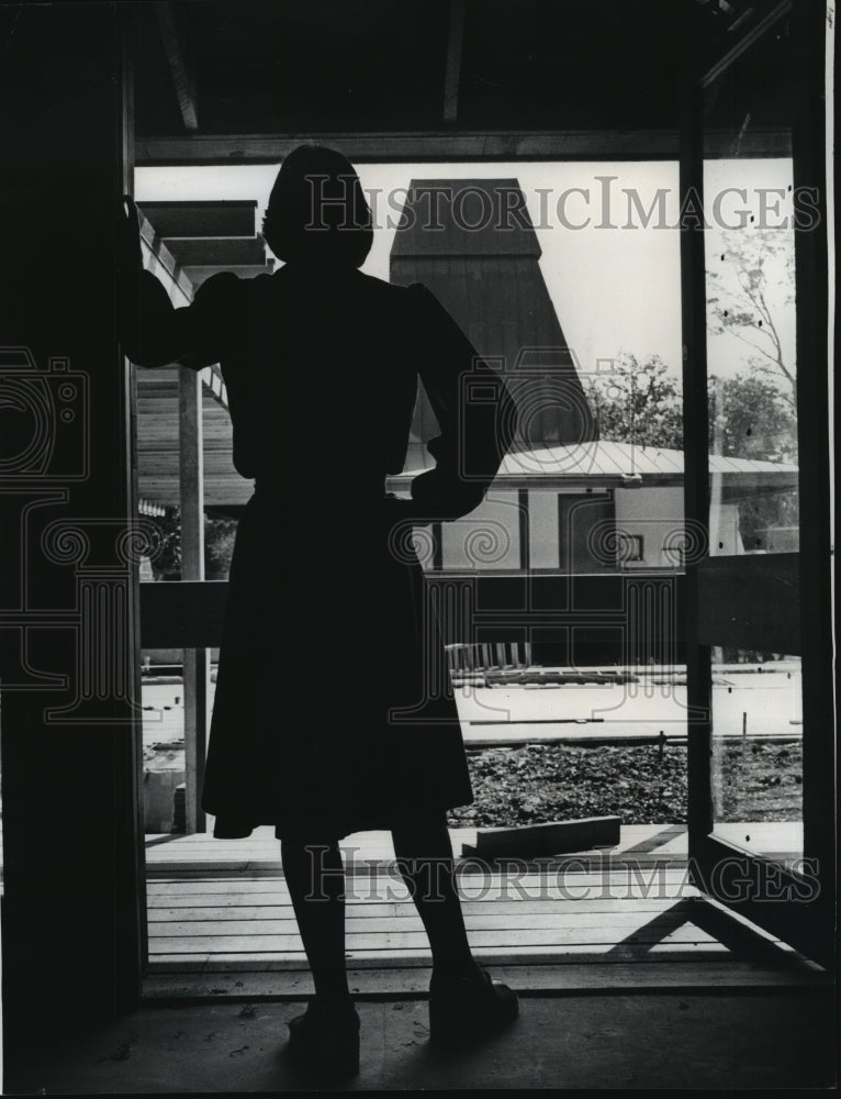 1975 Press Photo Lindrea Howes views New Orleans Audubon Park Zoo Construction - Historic Images