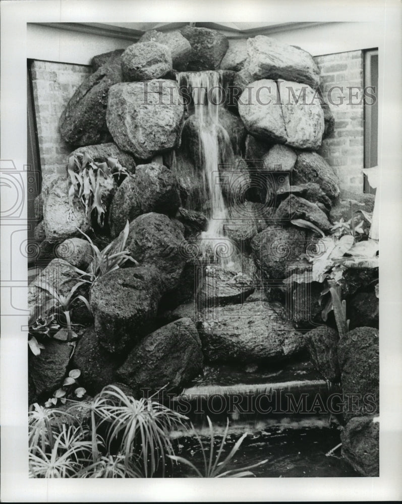 1977 Press Photo New Orleans Audubon Zoo - Water Fall in an Exhibit at the Park - Historic Images