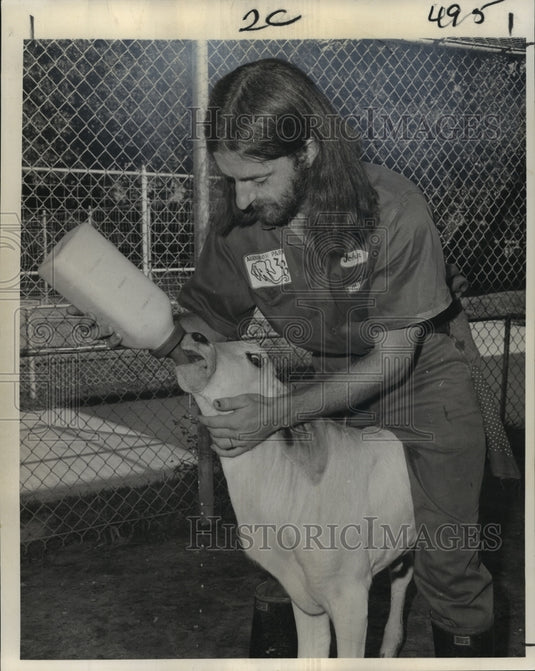 1972 Press Photo Animal is Fed a Bottle By Zoo Attendant John Ashford - Historic Images