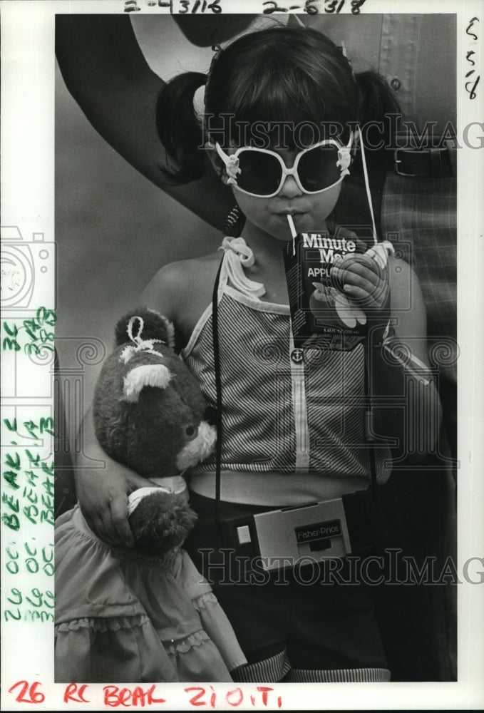 1985 Press Photo Jennifer Caillouiette and Teddy Bear Sweetin at Audubon Zoo - Historic Images