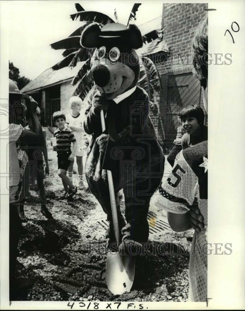 1976 Press Photo Audubon Park - Yogi Bear at Wisner Children&#39;s Village Event - Historic Images