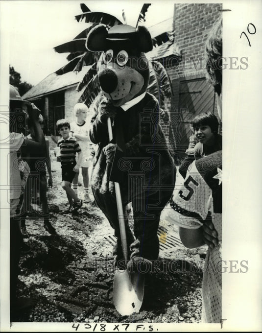 1976 Press Photo Audubon Park - Yogi Bear at Wisner Children's Village Event - Historic Images