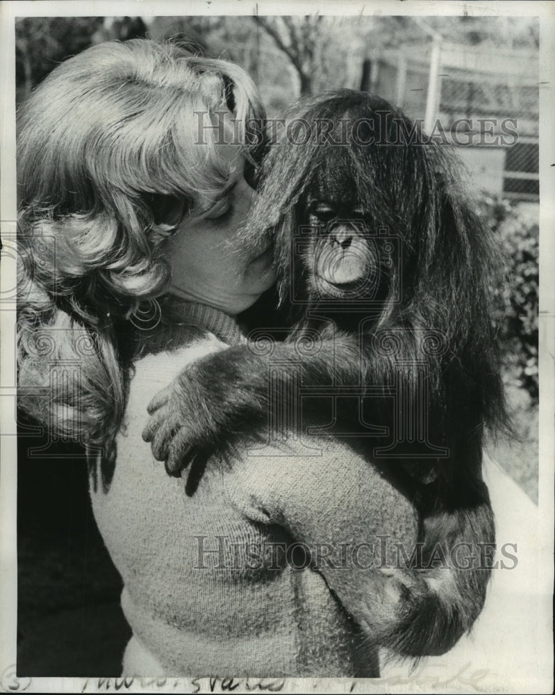 1974 Press Photo Audubon Park Zoo - Mrs. John Moore with Grinch, Baby Orangutan - Historic Images