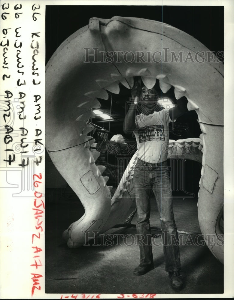 1985 Press Photo Sculptor Kenny Spears with Shark Jaw, Audubon Zoo, New Orleans - Historic Images