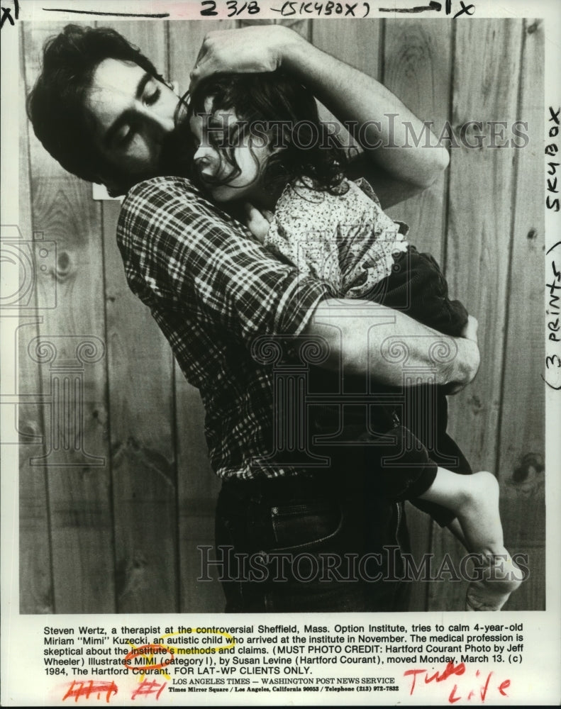 1984 Press Photo Steven Wertz, Option Institute therapist, Holds Miram Kuzecki - Historic Images