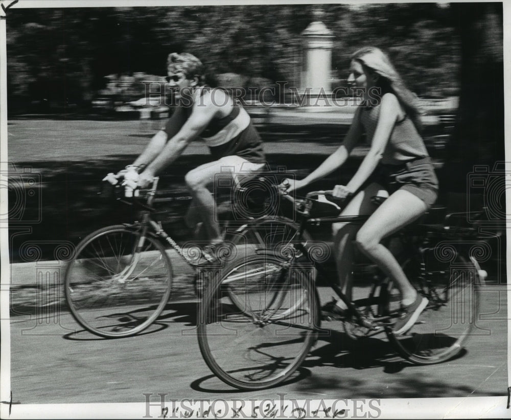 1972 Press Photo Man and Woman Bicyclists in Audubon Park - Historic Images