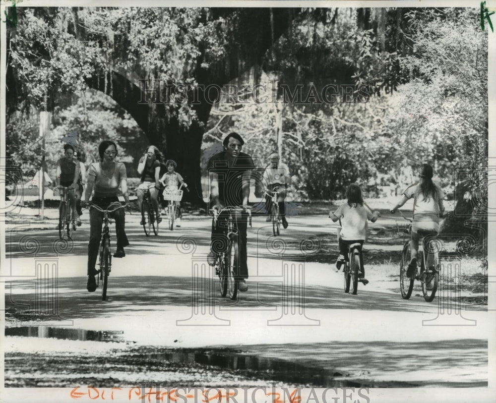 1972 Press Photo Bicyclists Riding In Front Section of Audubon Park - Historic Images