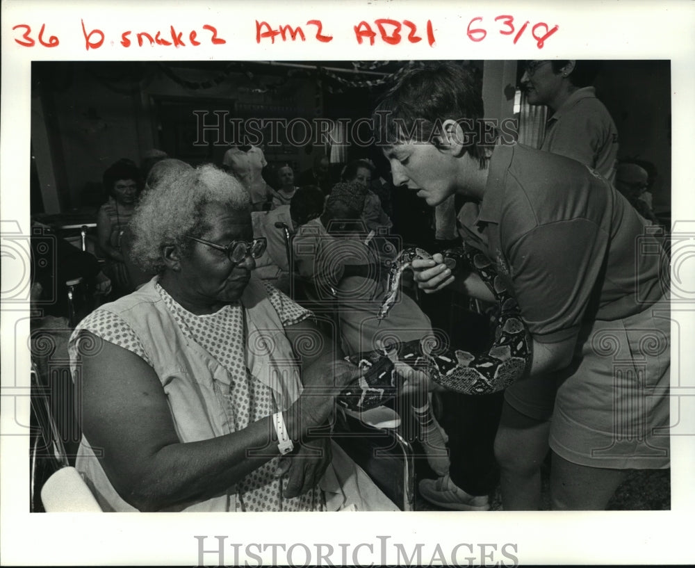 1985 Press Photo Debbie Pearson Shows Audubon Zoo Snake to Martina Jolivette - Historic Images