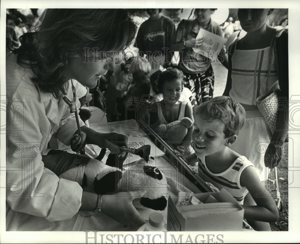 1985 Press Photo New Orleans Audubon Zoo - Joey Stange at Teddy Bear Affair - Historic Images