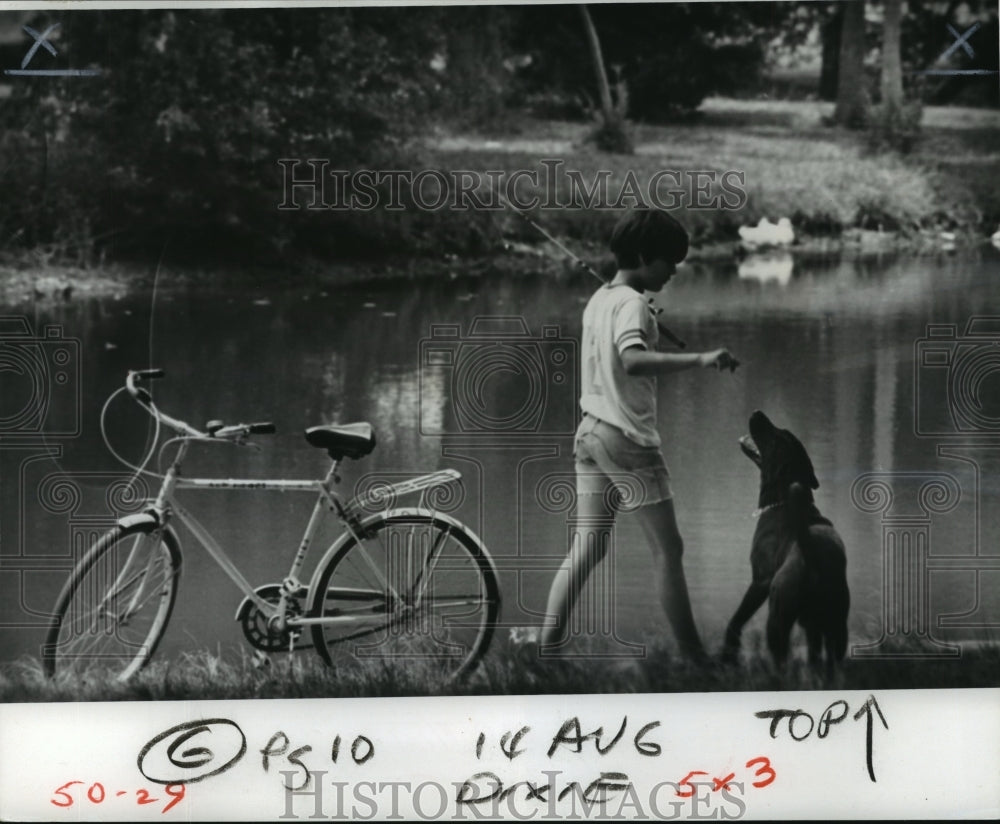 1977 Press Photo Child Fishing With Dog at Audubon Park - Historic Images