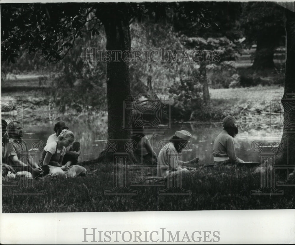 1977 Press Photo People Sitting Cross-Legged in Audubon Park - Historic Images