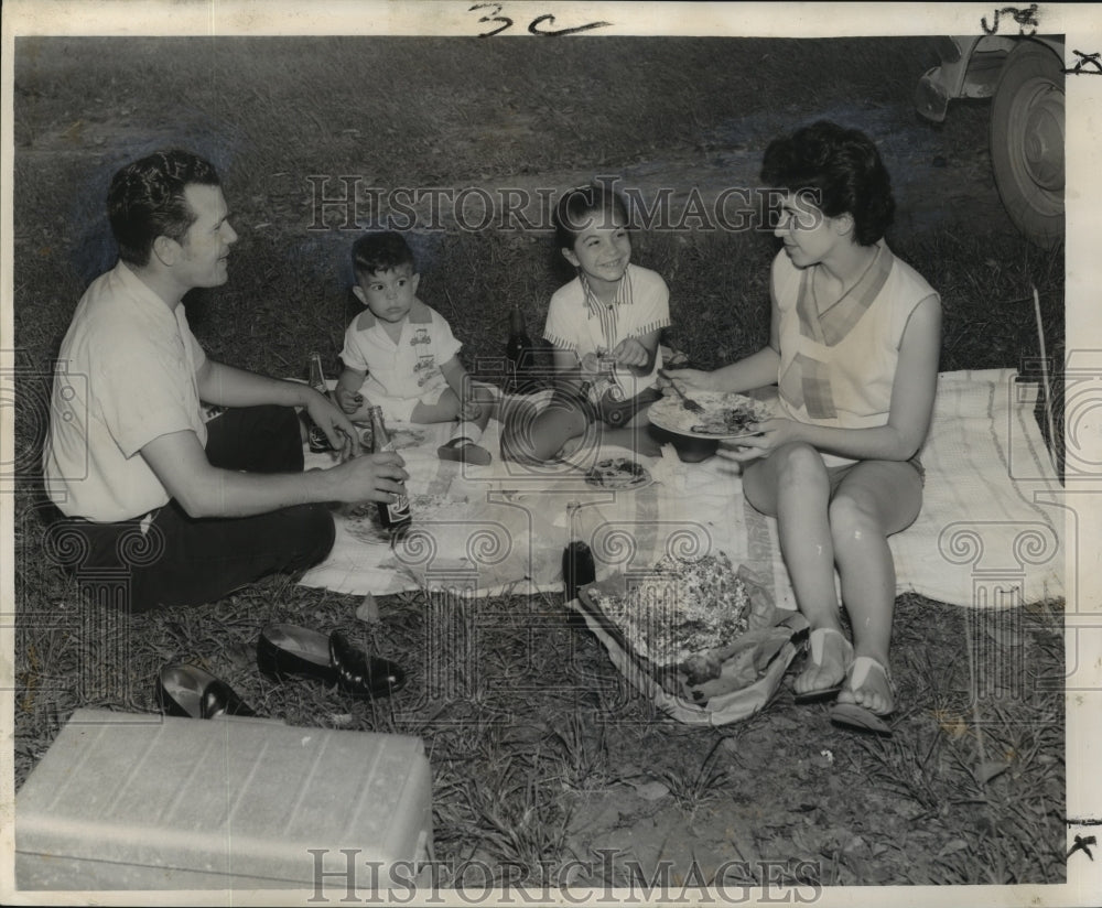 1959 Press Photo Scardina Family Picnicking at Audubon Park over Labor Day - Historic Images