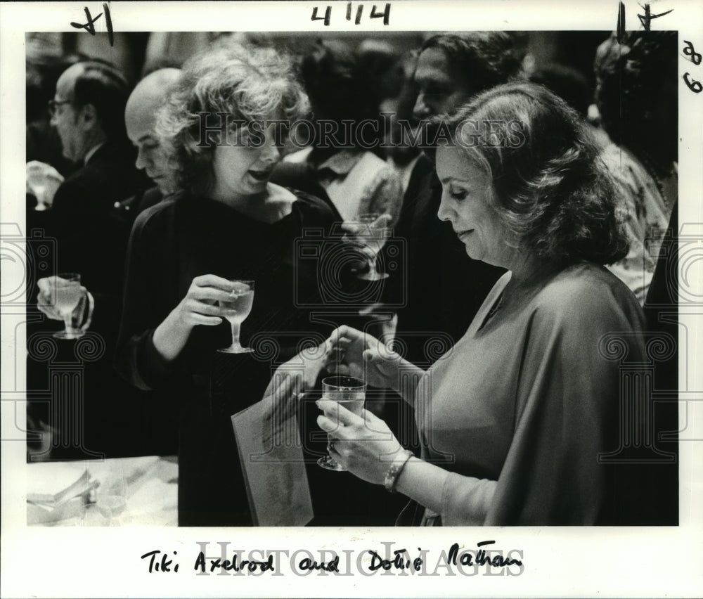 1979 Press Photo Tiki Axelrod and Dottie Nathan Enjoying a Drink - Historic Images