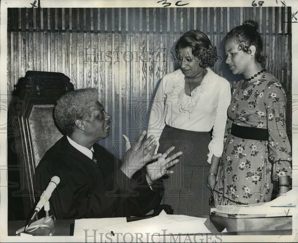 1973 Press Photo Judge Israel Augustine Jr. discusses law with court watchers - Historic Images