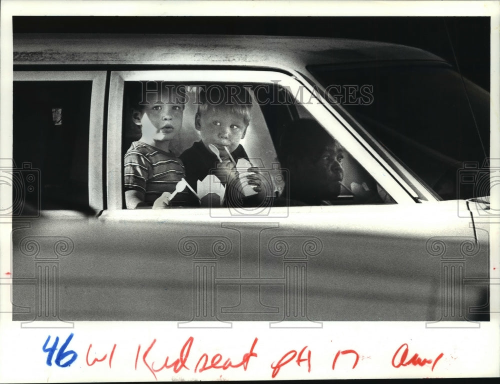 1985 Press Photo Motorist Drives With Two Small Children Standing Up - Historic Images