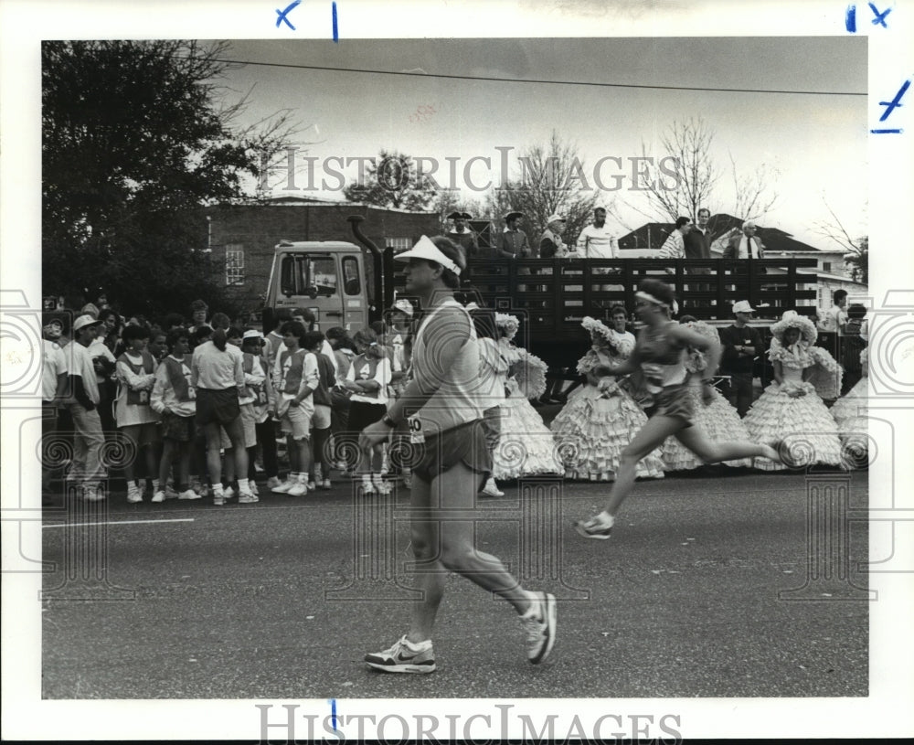1988 Press Photo Runners and Bystanders in Azalea Trail Race - noa23584 - Historic Images