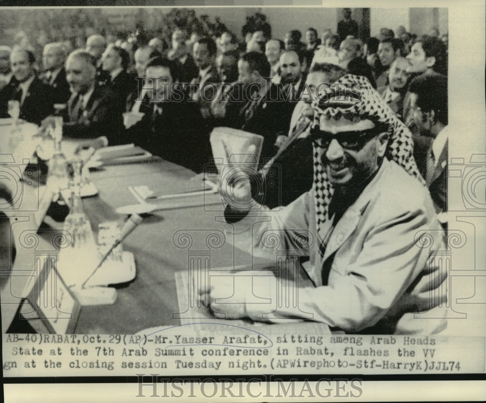 1974 Press Photo Yasser Arafat Gives VV Sign at Arab Summit Conference in Rabat - Historic Images