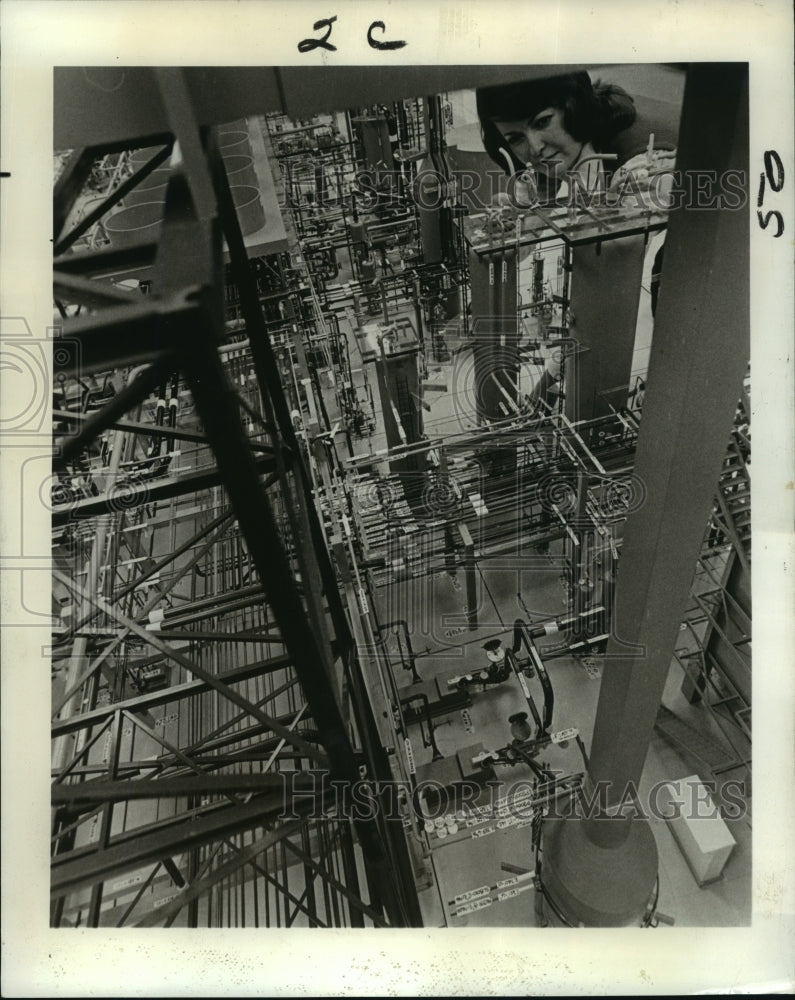 1974 Press Photo Interior of Crude Oil Processing Plant, Bahamas - noa25670-Historic Images