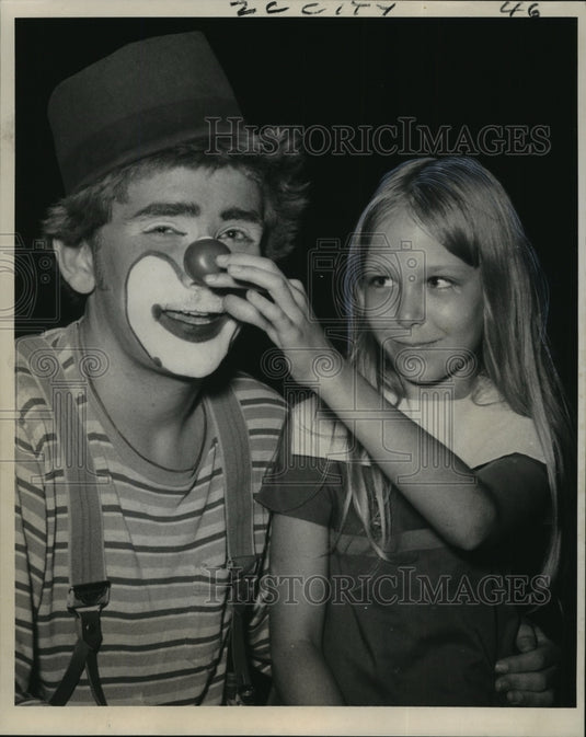 1969 Press Photo Susie Beale and Bailey Bros. Circus Clown John Daly - Historic Images
