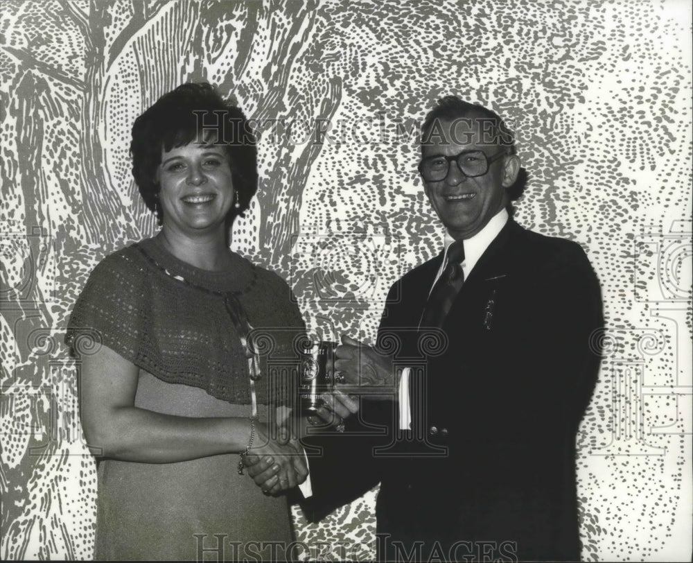 1978 Press Photo Sue Barrett receives award from Donald Reutershan, for Sentry - Historic Images