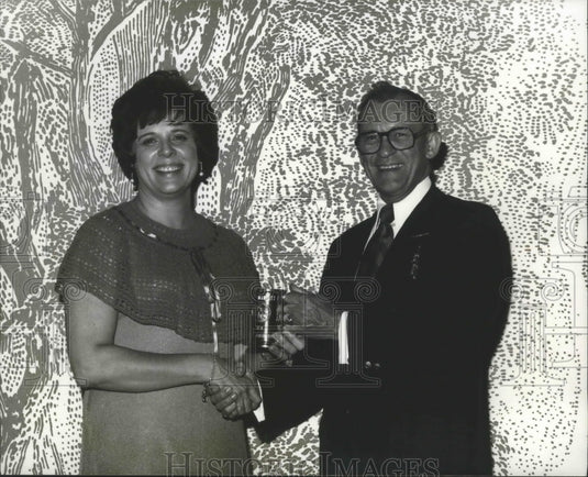1978 Press Photo Sue Barrett receives award from Donald Reutershan, for Sentry - Historic Images