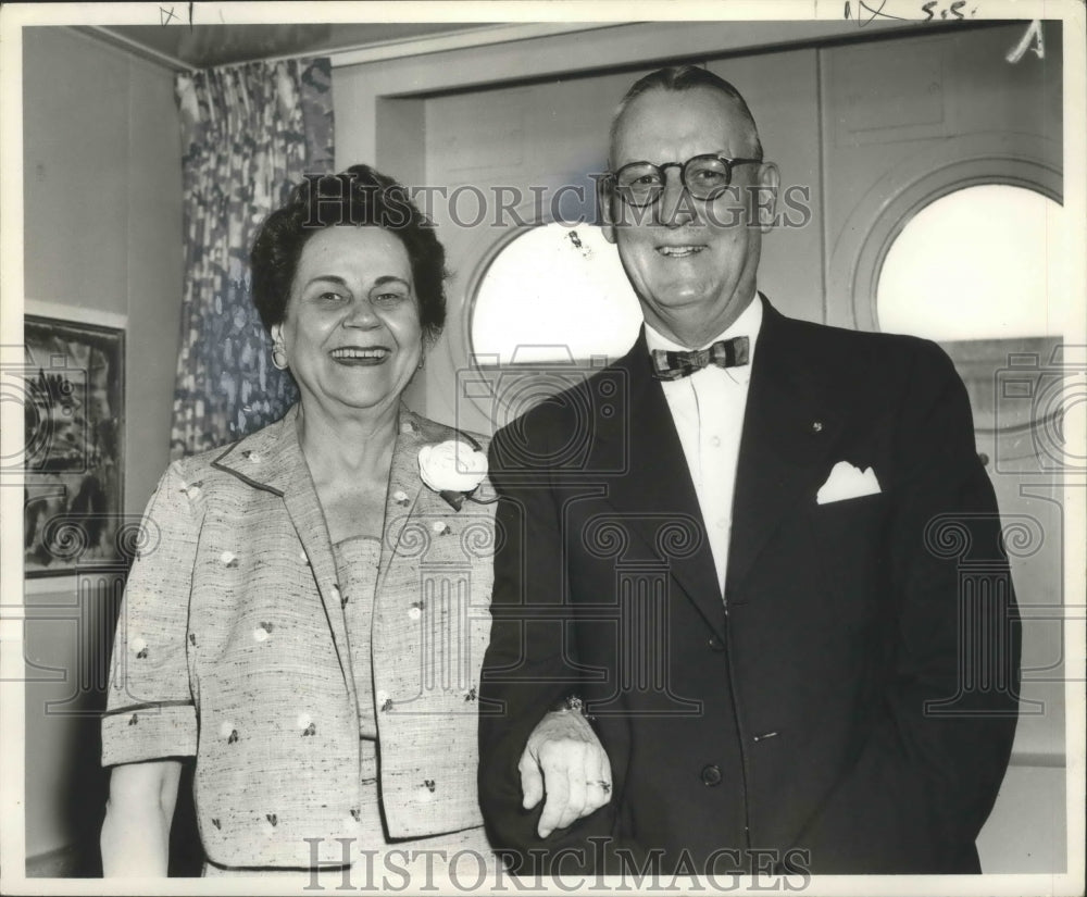 1959 Press Photo Mr. and Mrs. Walter J. Barnes at an event - Historic Images