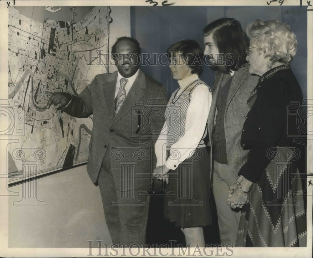 1973 Press Photo New Orleans Urban League Discuss Library Facilities - Historic Images