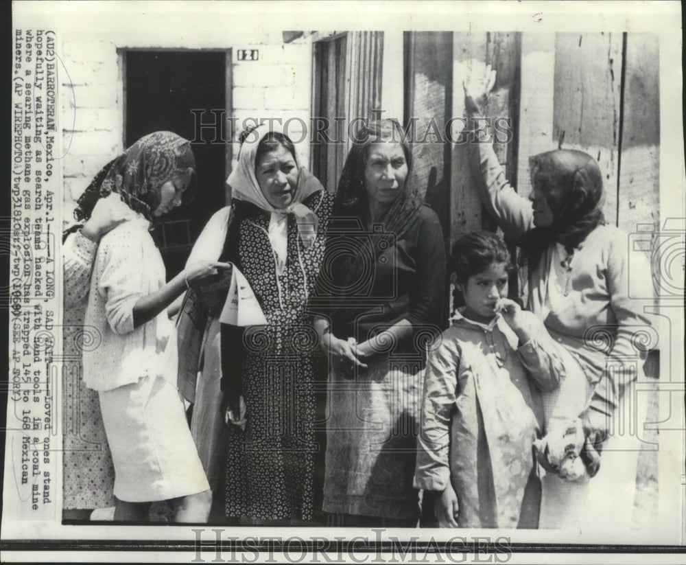 1969 Press Photo Barroteran, Mexico Residents After Mine Explosion - Historic Images