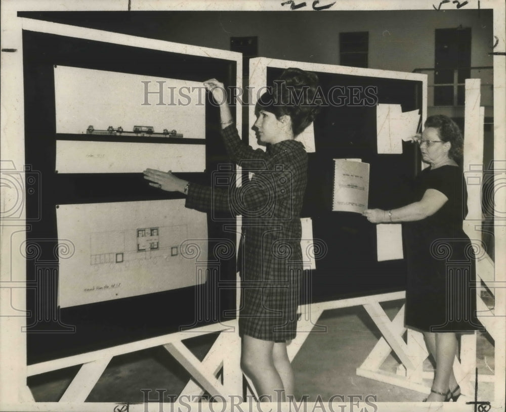 1970 Press Photo Women in Construction - Cynthia Barrett and Ruth Kahrs - Historic Images