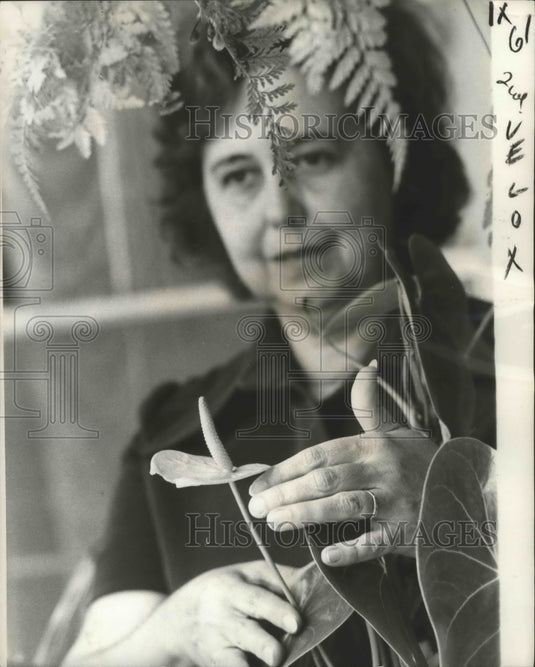 1975 Press Photo Mrs. L.A. Barrios with Antheream Brought from Mexico - Historic Images