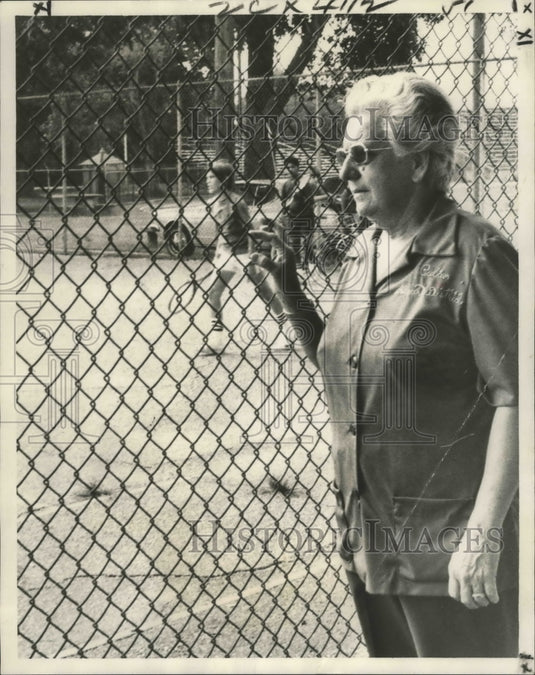 1974 Press Photo Valerie Barilleaux Watches Kids Play Tennis - Historic Images