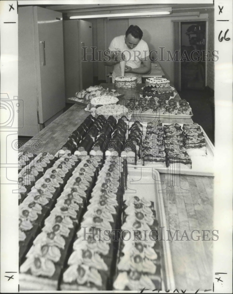 1977 Press Photo La Bonbonniere&#39;s Dieter Szembek Frosts Black Forest Cake - Historic Images