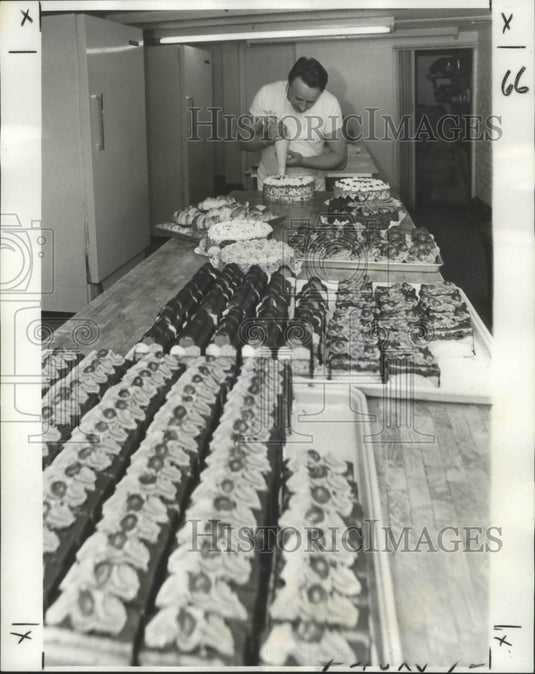 1977 Press Photo La Bonbonniere's Dieter Szembek Frosts Black Forest Cake - Historic Images