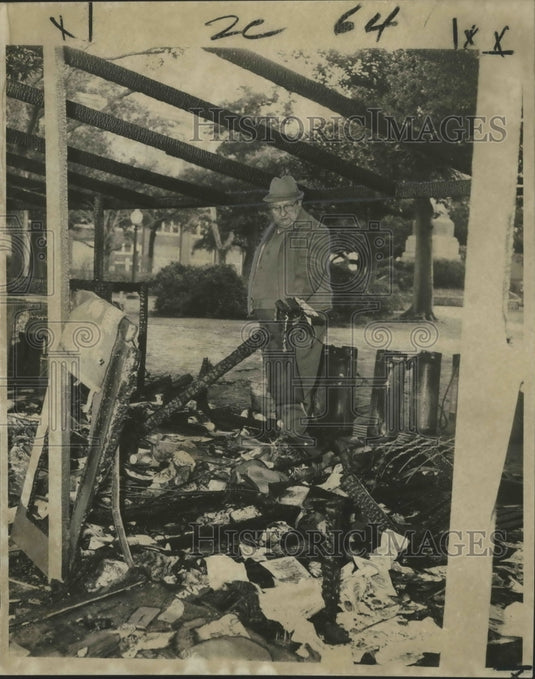 1970 Press Photo John Bartel With Burnt Vendor's Stand, New Orleans - Historic Images