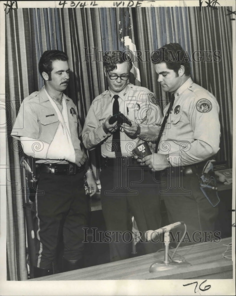 1972 Press Photo Officers Gary Barnes, Fred M&#39;Farlane &amp; Gerald Huth in Shootout - Historic Images