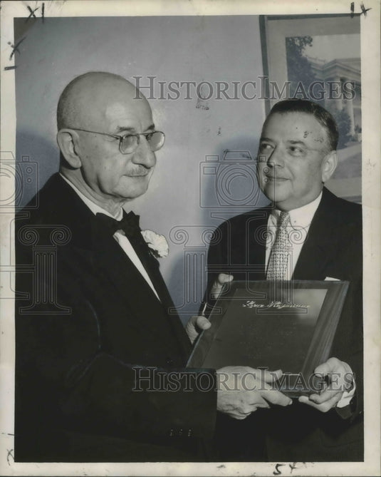 1958 Press Photo Leon Heymann Receives Plaque from Walter Barnett of United Fund- Historic Images