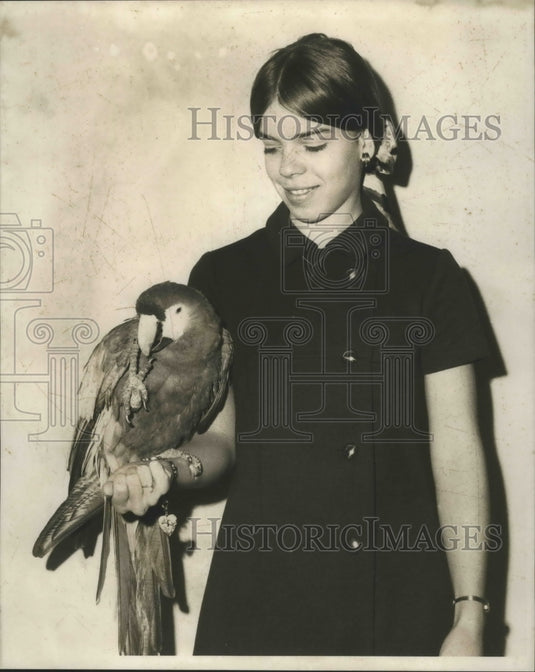 1970 Press Photo Emily Louise Barnes, Actress with a Parrot - Historic Images