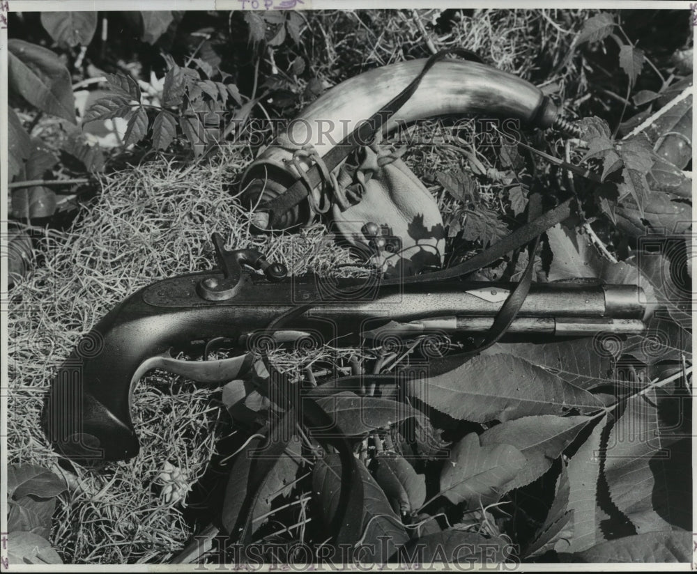 1969 Press Photo 44-Caliber Percussion Pistol and Powder Horn, New Orleans - Historic Images
