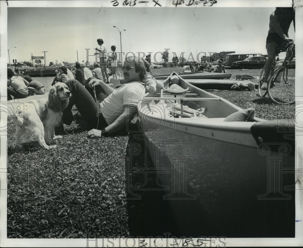 1974 Press Photo Haystackers Canoe Club - Man with Dog and Canoe, Bayou St. John - Historic Images