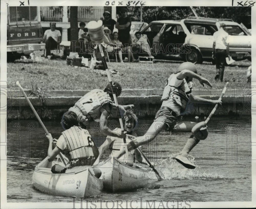 1975 Press Photo Great Paddle Race - Canoe Jousting on Bayou St. John - Historic Images