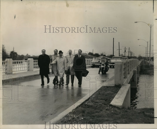 1964 Press Photo Bayou St. John - New Orleans City Officials on Bridge - Historic Images