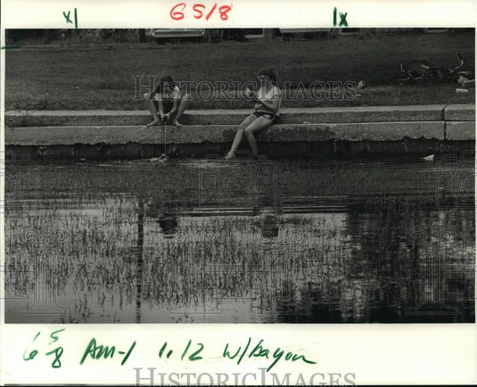 1984 Press Photo Bayou St. John - Girls at Bayou, New Orleans, Louisiana - Historic Images