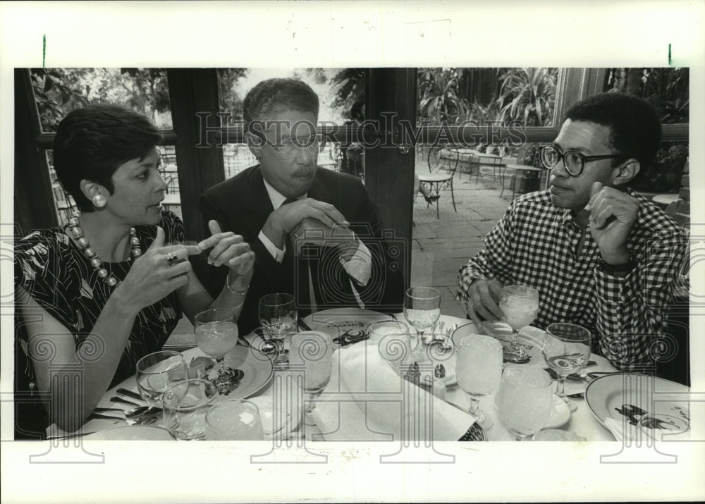 1985 Press Photo Mr. and Mrs. Sidney Barthelemy at Table with Guest - Historic Images