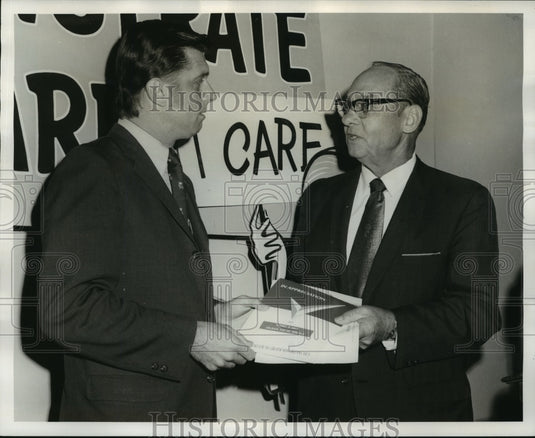 1970 Press Photo Robert Wall and Z.W. Bartlett at St. Charles Hotel, New Orleans - Historic Images
