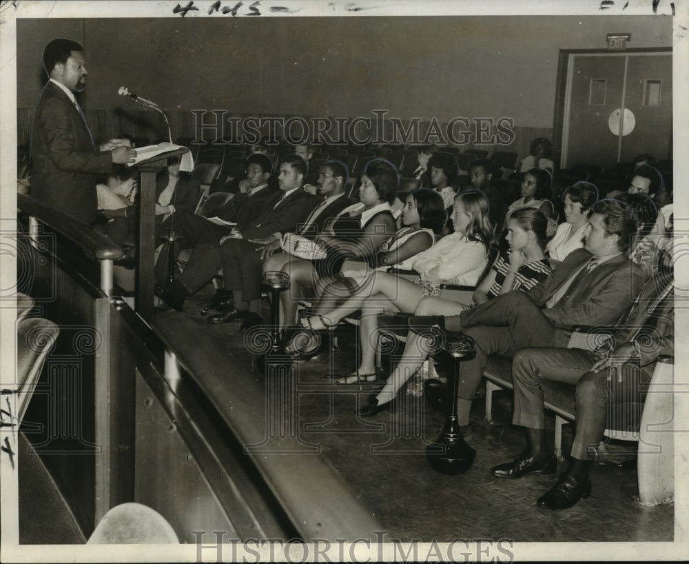 1970 Press Photo Alexander Barton Addresses New Orleans City Interns - Historic Images